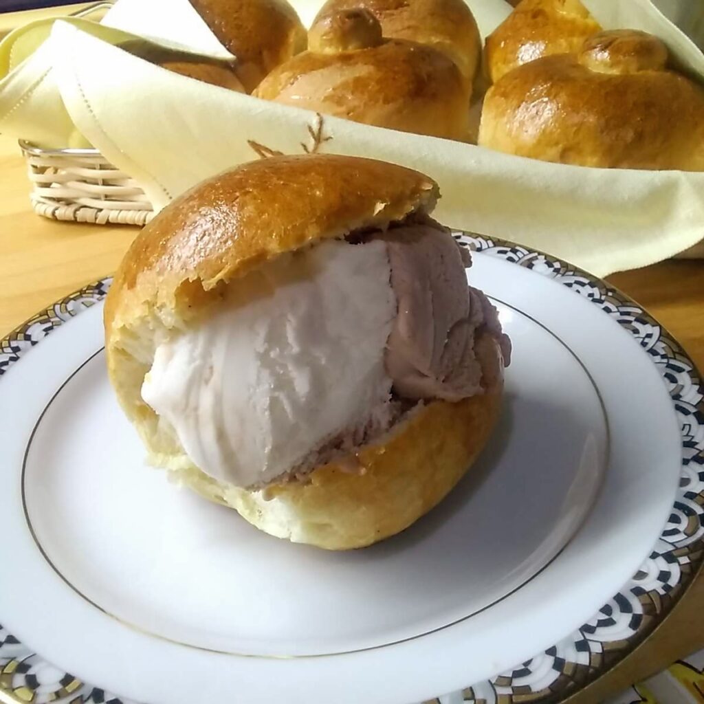 brioche col tuppo siciliane