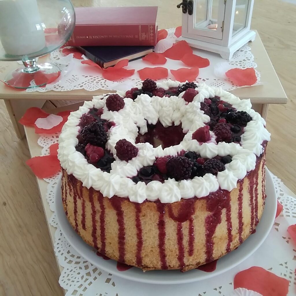 Chiffon cake ai frutti di bosco