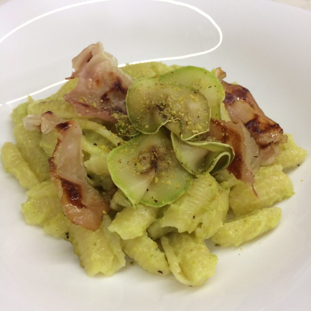 Pasta zucchine speck e pistacchio